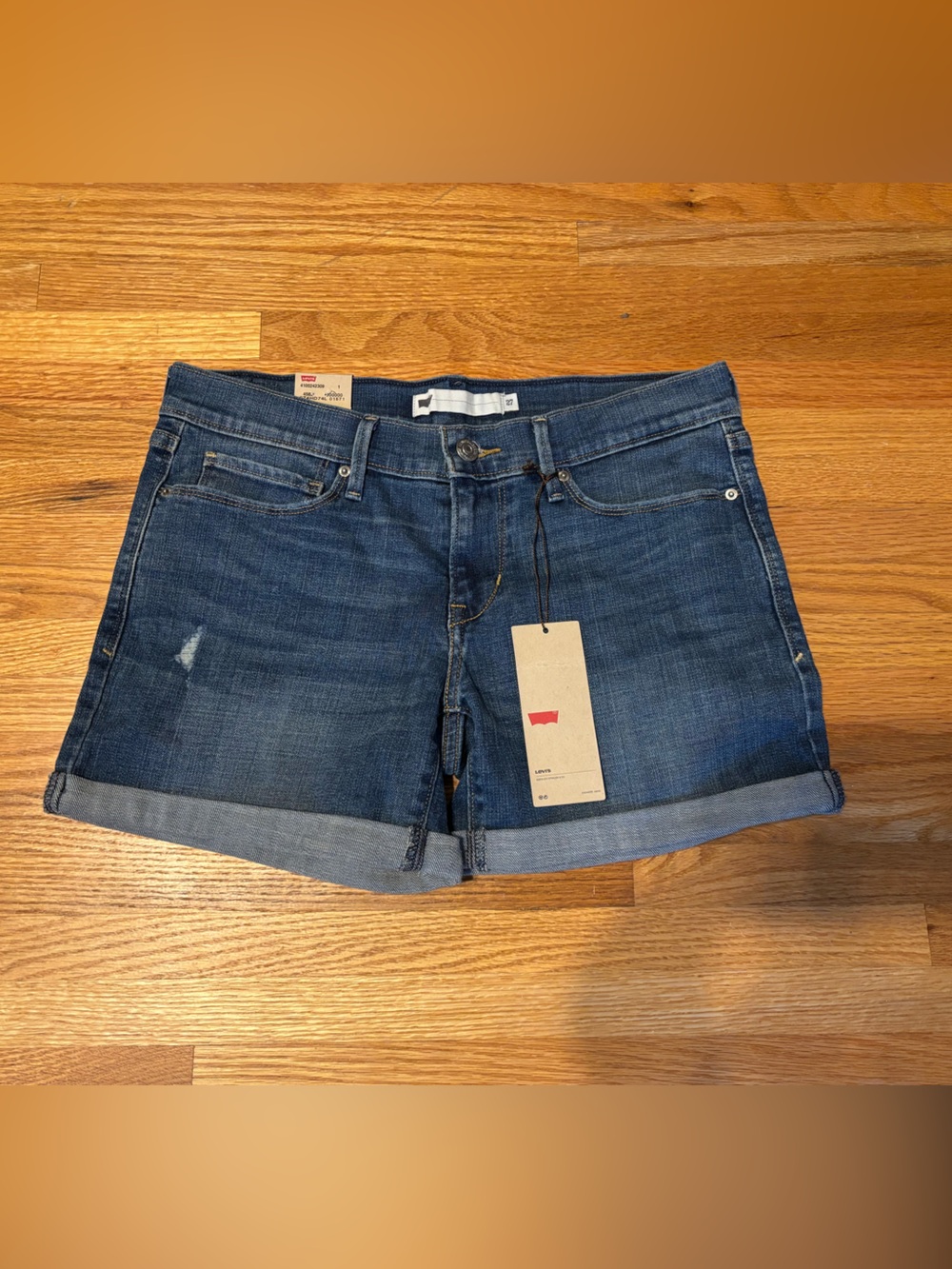 NWT Levi’s cuffed short size 4/27